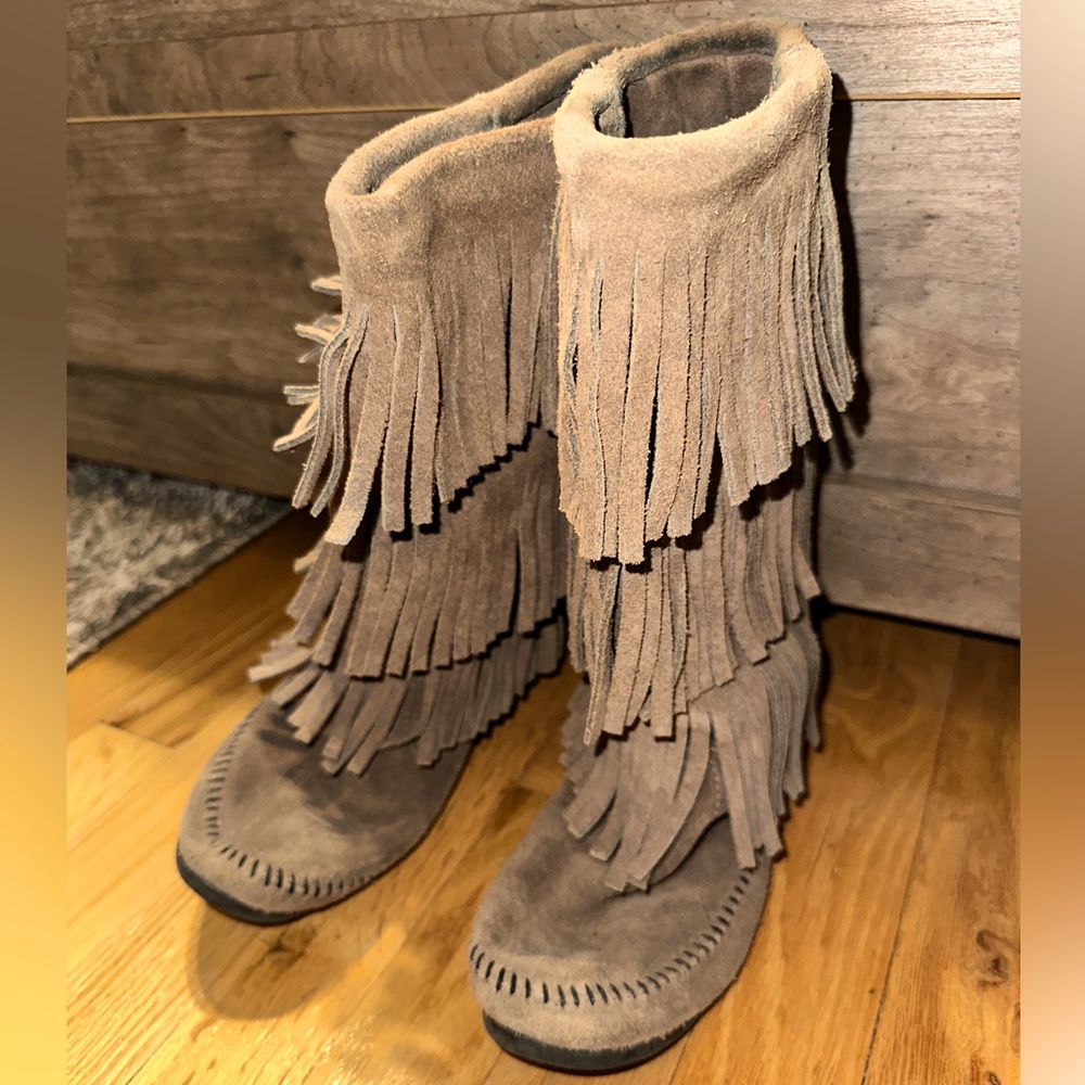 Minnetonka grey fringe boots size 7 women’s